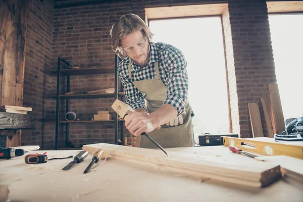 Porträtt av hans han trevlig snygg blond fokuserad kille hantverkare byggare Woodworker slipning hårt trä på industriell tegel loft stil inre arbetsplats inomhus — Stockfoto