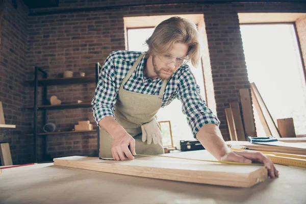 Låg vinkel syn på hans han trevlig attraktiv snygg blond koncentrerad fokuserad kille mätning styrelse Studio butik ägare på Industrial Brick loft stil interiör inomhus arbetsplats — Stockfoto