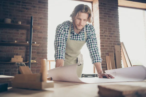 Porträt seiner schönen attraktiven schönen bärtigen blonden konzentrierten erfolgreichen Kerl Handwerker Baumeister Lesen Entwürfe in der Industrie Ziegel Loft Stil Innenraum Arbeitsplatz — Stockfoto