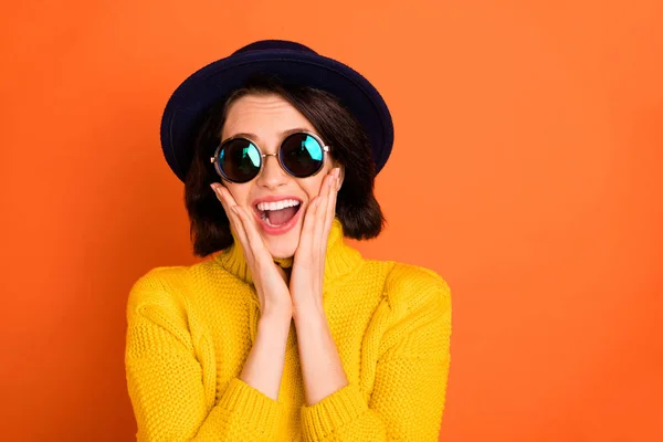 Foto di bella carino affascinante ragazza attraente stupito da qualcuno positivamente mentre isolato con sfondo arancione — Foto Stock