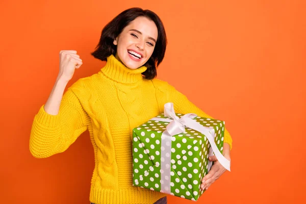 Foto de chica alegre celebrando regocijándose con haber recibido regalo y diversión de alguien cercano mientras estaba aislado con fondo naranja —  Fotos de Stock