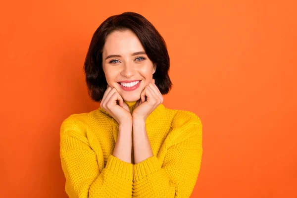 Foto van charmante mooie schattige vrouw staande geïsoleerd in de voorkant van de camera met oranje achtergrond — Stockfoto