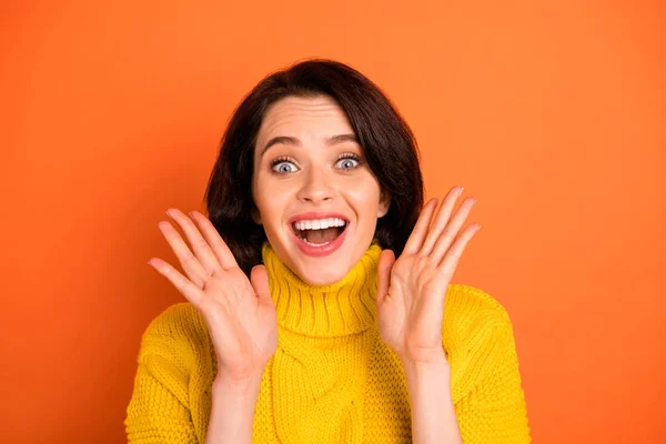 Фото захоплюючої шокованої враженої смішної дівчини, яка бачить щось неймовірне, ізольовано помаранчевим фоном — стокове фото