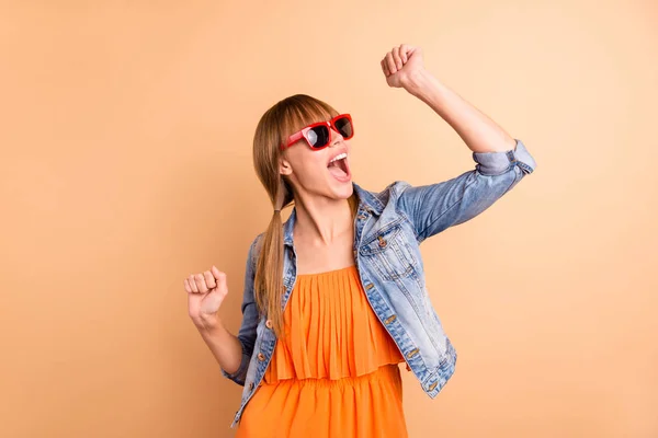 Funky lady haciendo movimientos de hip-hop usar especificaciones traje casual aislado fondo beige — Foto de Stock