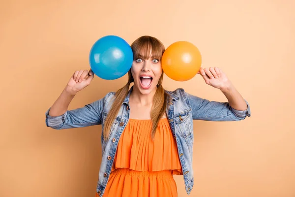 Retrato de adorável adolescente millennial grito louco ela seu vestido bonito saia laranja vestido isolado moderno fundo de cor pastel — Fotografia de Stock