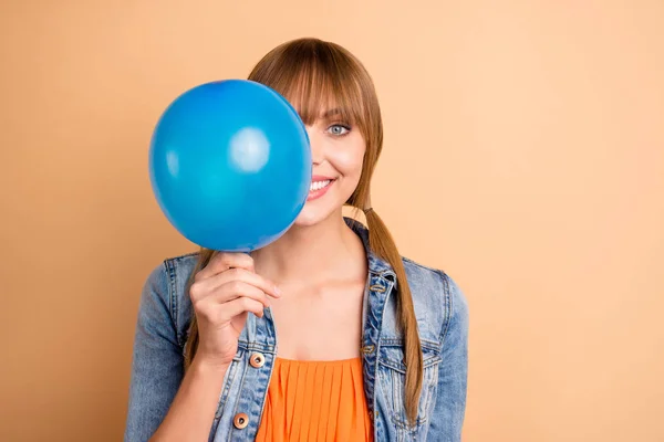 Retrato de linda señora atractiva ocultar cara baloon mejillas ella su atractivo femenino femenino femenino desgaste denim colas ropa de moda aislado beige fondo —  Fotos de Stock