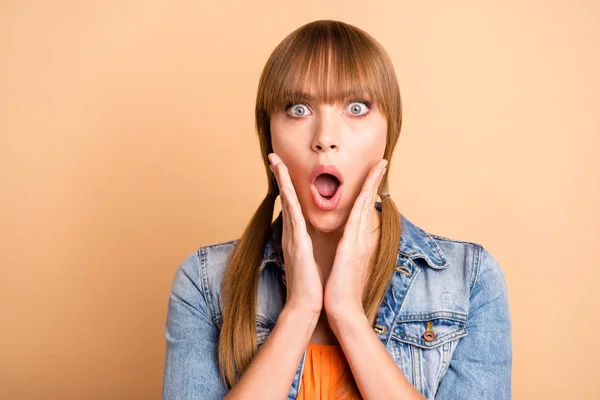 Close-up foto van mooie aantrekkelijke verbaasd onder de indruk informatie vreselijke fout mislukking geïsoleerd slijtage denim modieuze kleding jas Scream Shout ongelooflijk onverwachte beige achtergrond — Stockfoto