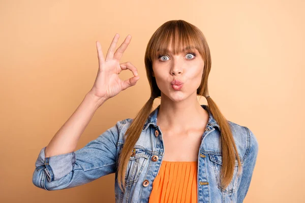 Close-up foto van mooie leuke mooie tiener tieners hebben vrije tijd Selecteer uitstekende advertenties ze haar slijtage moderne outfit geïsoleerd pastel achtergrond — Stockfoto