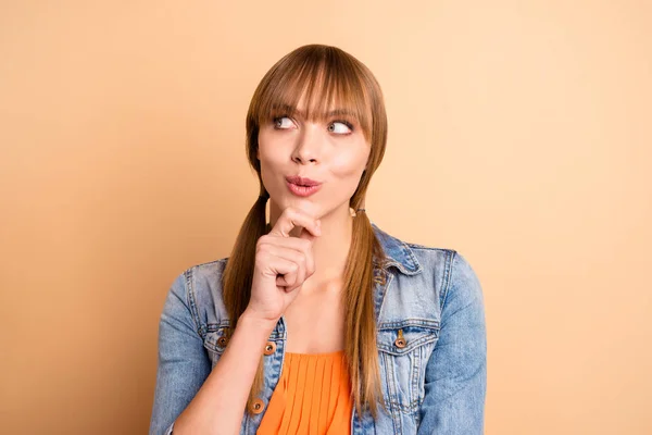 Portret van schattige mooie charmante dame hebben gedachten beslissen Kies oplossing onheil lastige Sly slijtage modieuze kleding geïsoleerd pastel achtergrond Touch Chin — Stockfoto