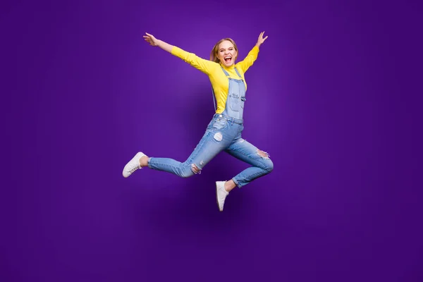 Volledige grootte foto van mooie jeugd het verhogen van haar handen schreeuwen geïsoleerd over paarse Violet achtergrond — Stockfoto