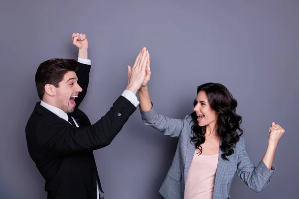 Retrato de sua ele ela agradável atraente elegante alegre conteúdo alegre parceiros celebrando batendo palmas contrato atribuição isolada sobre fundo roxo violeta cinza — Fotografia de Stock