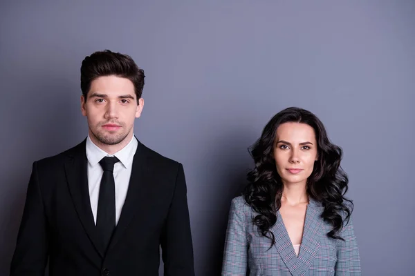 Brunet dalgalı kıvırcık saçlı konsantre erkek ve kadın portresi gri arka plan üzerinde izole siyah blazer kravat ceket giyiyor görünümlü — Stok fotoğraf