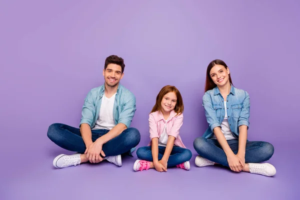 Familia de tres miembros sentados piso disfrutar de la mejor compañía usar ropa casual aislado fondo púrpura — Foto de Stock