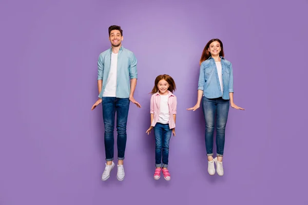 Photo pleine grandeur de trois membres de la haute famille sautant portent des vêtements décontractés isolé fond violet — Photo