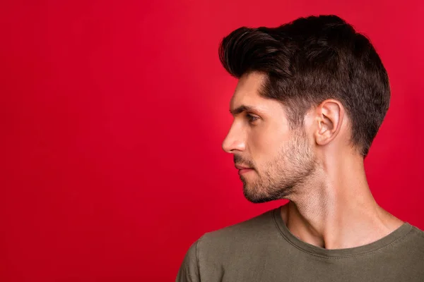 Foto de macho chico vuelta lado de la cabeza mostrando nuevo peinado desgaste gris camiseta aislada sobre fondo rojo — Foto de Stock