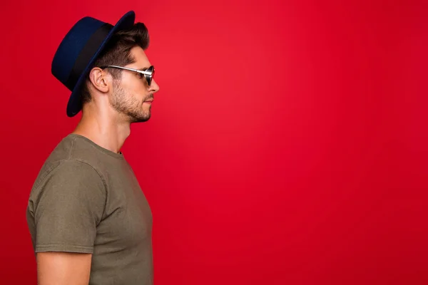 Προφίλ φωτογραφία εκπληκτικό τύπο φορούν vintage καπέλα ήλιος προδιαγραφές και γκρι t-shirt απομονώνονται σε κόκκινο φόντο — Φωτογραφία Αρχείου