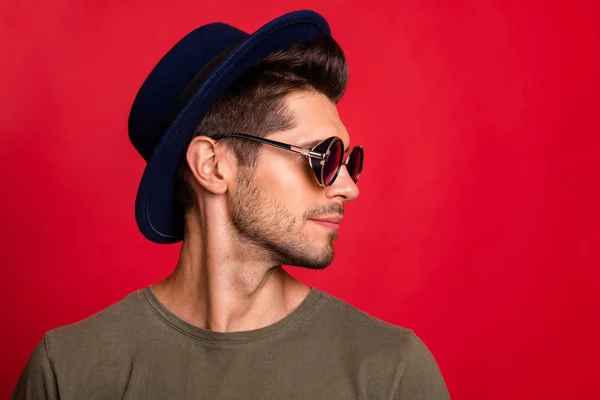 Foto de perfil de tipo increíble desgaste vintage sombrero sol especificaciones y gris camiseta aislada sobre fondo rojo — Foto de Stock