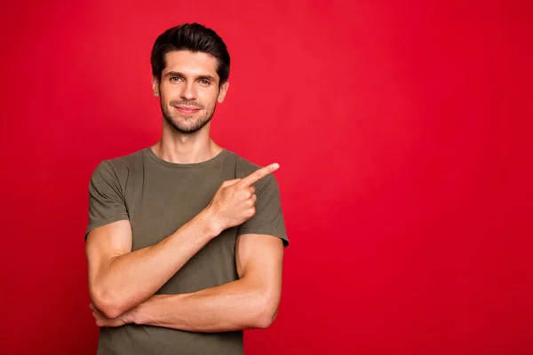 Foto de tipo macho indicando dedos en las especias bajas de compras usan camiseta gris aislada sobre fondo rojo — Foto de Stock