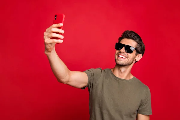 Cool adam konuşma telefon skype kırmızı arka plan izole gri t-shirt giymek — Stok fotoğraf