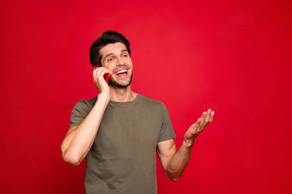 Foto van verbazingwekkende kerel spreken over telefoon met buitenlandse vrienden casual outfit geïsoleerd op rode achtergrond — Stockfoto