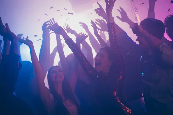 Compañía de agradable contento positivo emocionado descuidado chicos que se divierten pasar tiempo libre estilo de vida social en el nuevo bar moderno fresco lugar en el interior — Foto de Stock