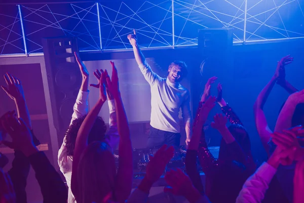 Portait de alegre dj levantar manos gritar gritar gente usar camisa discoteca pista de baile —  Fotos de Stock