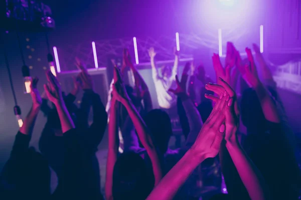 Vista ritagliata foto offuscata di persone onda alzare le mani raccogliendo sguardo spettacolo discoteca — Foto Stock