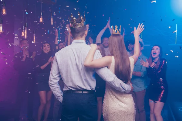 Volver vista lateral retrato de amantes se han convertido en rey reina celebrando grito amigos disfrutar de pista de baile — Foto de Stock