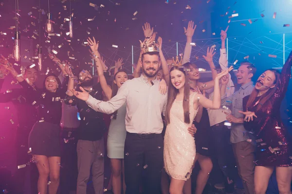 Retrato de compañeros encantadores se sienten satisfechos abrazando abrazo discoteca pista de baile —  Fotos de Stock