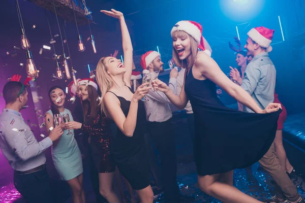 Retrato de agradable atractivo elegante alegre alegre alegre positivo emocionado soñador damas y chicos que tienen diversión descanso relajarse festal festal celebración en el lujo moderno luces empañadas discoteca —  Fotos de Stock