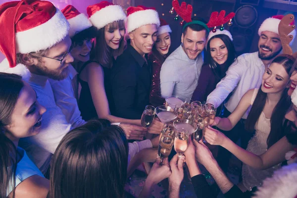 Por encima de la vista de ángulo alto de agradable atractivo alegre alegre positivo niñas y chicos divirtiéndose clinking wineglass felicitaciones invierno diciembre tradición costumbre en lugar de lujo discoteca interior — Foto de Stock