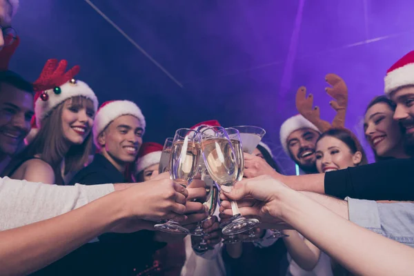 Vista de cerca de buen brillo atractivo glamoroso diverso alegre alegre alegre positivo niñas y chicos divertirse tiempo descanso relajarse felicitaciones diversión en lugar de lujo discoteca interior —  Fotos de Stock