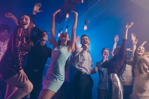 Lage hoek Bekijk foto leuke grappige funky mensen duizendjarige verhogen handen voelen inhoud genieten van vrije tijd avond formalwear formele slijtage binnenshuis — Stockfoto