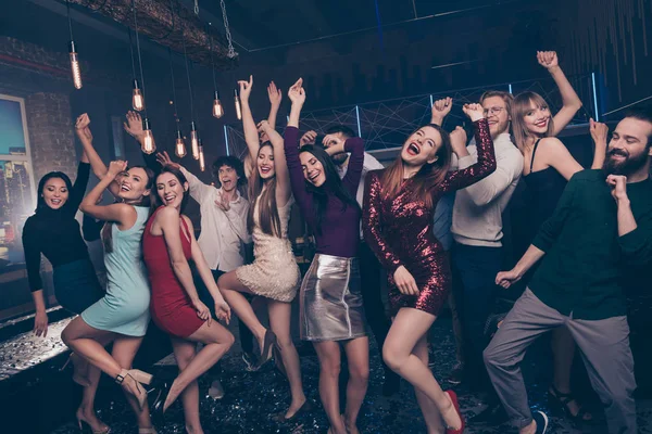 Retrato de la gente divertida la juventud se siente regocijo contenido alegres ojos cercanos levantan las manos brazos salvajes jóvenes libres formalwear ropa formal en el interior —  Fotos de Stock