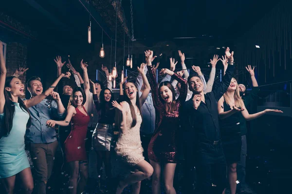 Portret van leuke duizendjarige vrienden Fellows verhogen handen Scream Shout mooi gevoel verheugen inhoud armen formalwear formele slijtage jurk pak charmant binnenshuis — Stockfoto