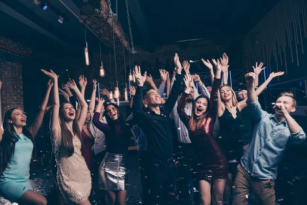 Retrato encantador amigos se reúnen divertirse movimiento cerrar los ojos formalwear traje de vestir formal en interiores — Foto de Stock