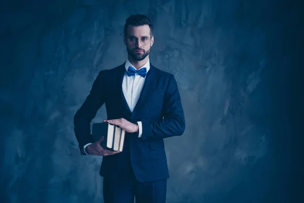 Retrato de un hombre atractivo con libros de papel con anteojos con corbata azul de pie aislado sobre fondo gris —  Fotos de Stock