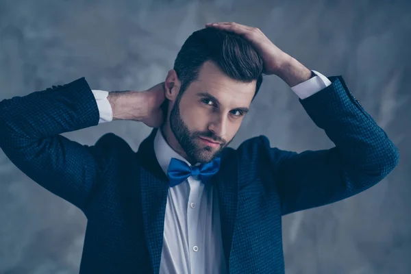 Foto de cerca del hombre elegante que visita al estilista mirando el espejo con chaqueta azul de la chaqueta de la corbata aislada sobre el fondo gris — Foto de Stock