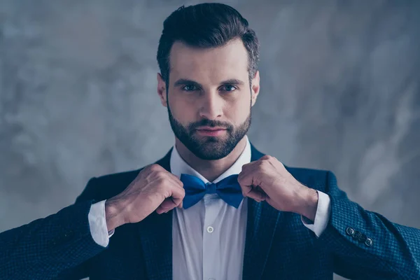 Foto de cerca del hombre elegante mirando en el espejo corrigiendo su corbata usando chaqueta de chaqueta aislada sobre fondo gris — Foto de Stock