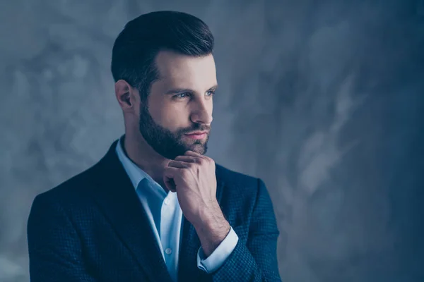 Foto del lado del perfil de un hombre elegante con los dedos tocando la barbilla con una chaqueta de chaqueta perfecta aislada sobre fondo gris — Foto de Stock
