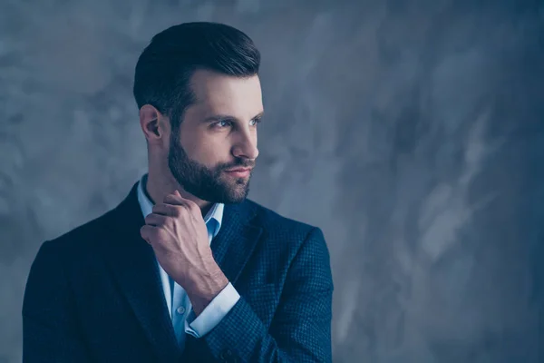 Foto del lado del perfil de un hombre encantador que mira mentalmente teniendo pensamientos con chaqueta moderna chaqueta aislada sobre fondo gris — Foto de Stock