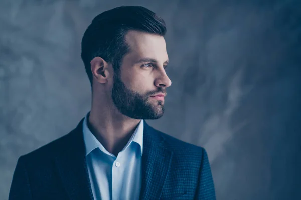Foto del lado del perfil de la persona con clase de mente bien parecido usando chaqueta elegante chaqueta formal aislado sobre fondo gris — Foto de Stock