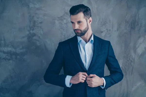 Retrato de un tipo magnífico tocando su chaqueta luciendo soñador aislado sobre fondo gris — Foto de Stock