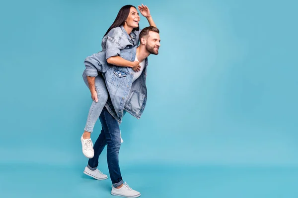 In voller Größe Profilseite Foto von fröhlichen Menschen starren tragen Jeansjacken isoliert über blauem Hintergrund — Stockfoto