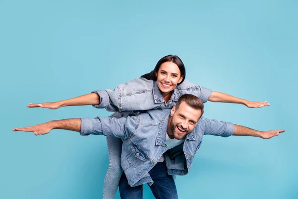 Porträtt av charmiga människor som höjer sina händer skratta bär denim jeans jackor isolerade över Blå bakgrund — Stockfoto