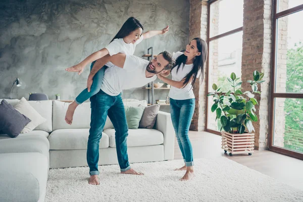 Longitud completa tamaño del cuerpo vista de agradable atractivo alegre alegre alegre alegre familia usando casual blanco camisetas vaqueros divertirse engañar pasar tiempo en el estilo de loft industrial interior sala de estar — Foto de Stock