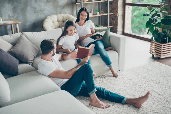 Mooi aantrekkelijk charmant vriendelijk schattig vrolijk idyllisch blij brunette familie schoolmeisje dragen casual witte t-shirts jeans vrije tijd doorbrengen in industriële loft stijl interieur woonkamer indoor — Stockfoto