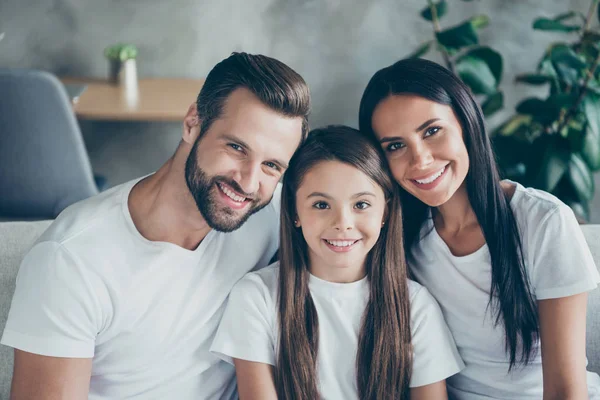 Close-up ritratto di bello attraente bella lucentezza gentile carino affascinante allegro allegro perfetta famiglia godendo trascorrere del tempo vacanza insieme al chiuso — Foto Stock