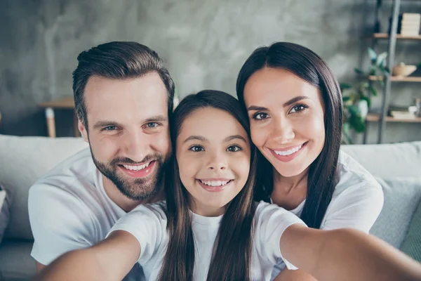 Autoritratto di bello attraente bella dolce winsome affascinante allegro allegro idilliaco adottato famiglia adottiva mamma papà godendo la vita vacanza al chiuso casa appartamento — Foto Stock