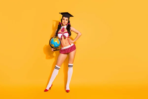 Ganzkörperfoto der nackten Dame perfekte Beine Zöpfe erhalten Diplom Geographie Fakultät tragen roten BH Rock isoliert gelb Hintergrund — Stockfoto